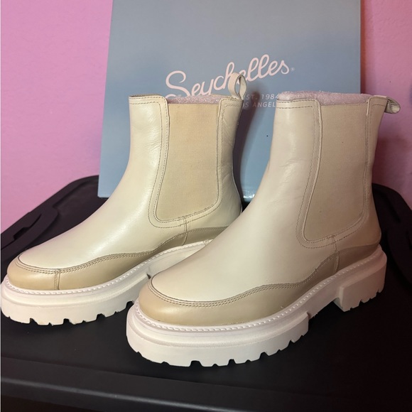 Chunky boots NWT cream ,, these boots are rad. Too small for me, perfect for you - Picture 4 of 4